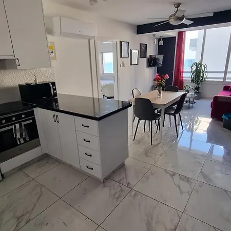 Apartment Stylish W/ Sea View + Pool + 200mbit