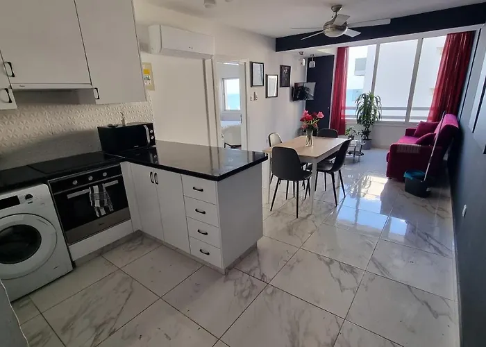 Apartment Stylish W/ Sea View + Pool + 200mbit