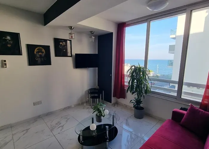 Stylish W/ Sea View + Pool + 200mbit