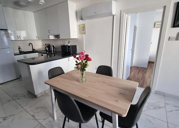 Stylish W/ Sea View + Pool + 200mbit ラルナカ