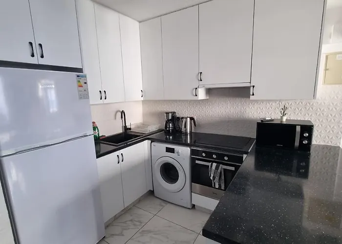 Apartment Stylish W/ Sea View + Pool + 200mbit Larnaca