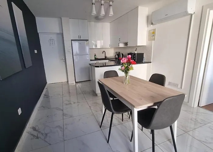 Stylish W/ Sea View + Pool + 200mbit アパート ラルナカ